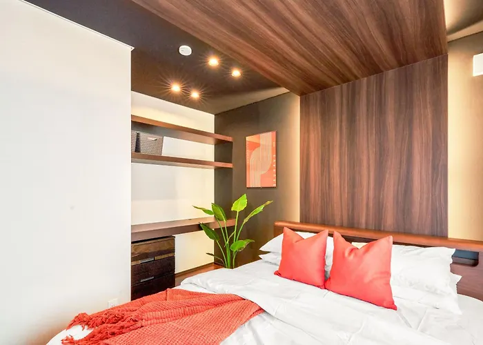 Best Location Lux Home, 2 Blocks To Sbwy, Sleeps 9